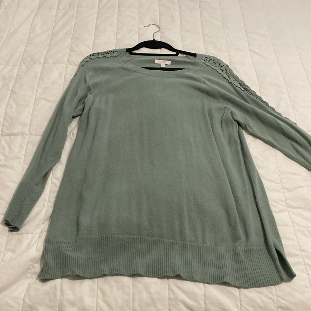 Green sweater with crochet sleeve, L